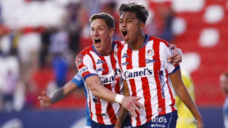 Inter entra no jogo e disputa atacante “livre” no mercado com rival paulista