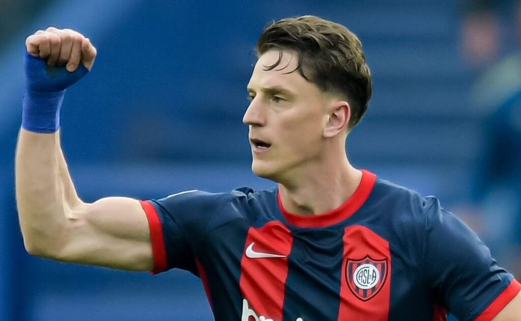 Inter entra no jogo e disputa atacante “livre” no mercado com rival paulista