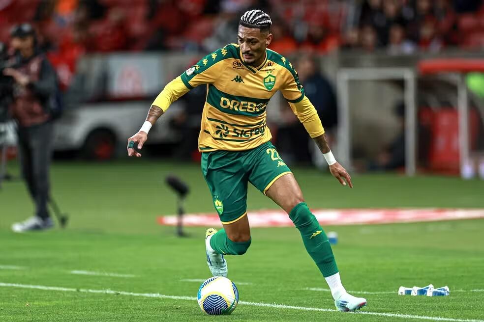 Inter esbarra em exigência e vê negociação por atacante esfriar nos bastidores