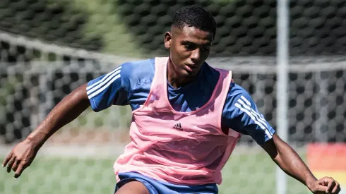 Inter não perde tempo no mercado e faz proposta por lateral do Cruzeiro para 2026