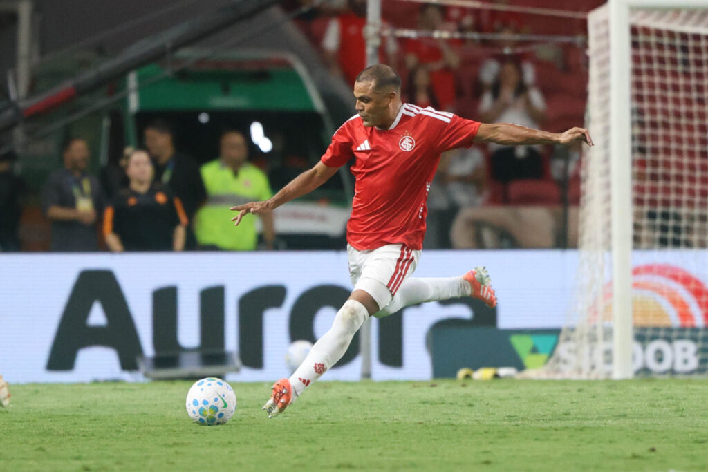 Golaço, polêmica e castigo: a noite dura do Inter no Beira-Rio