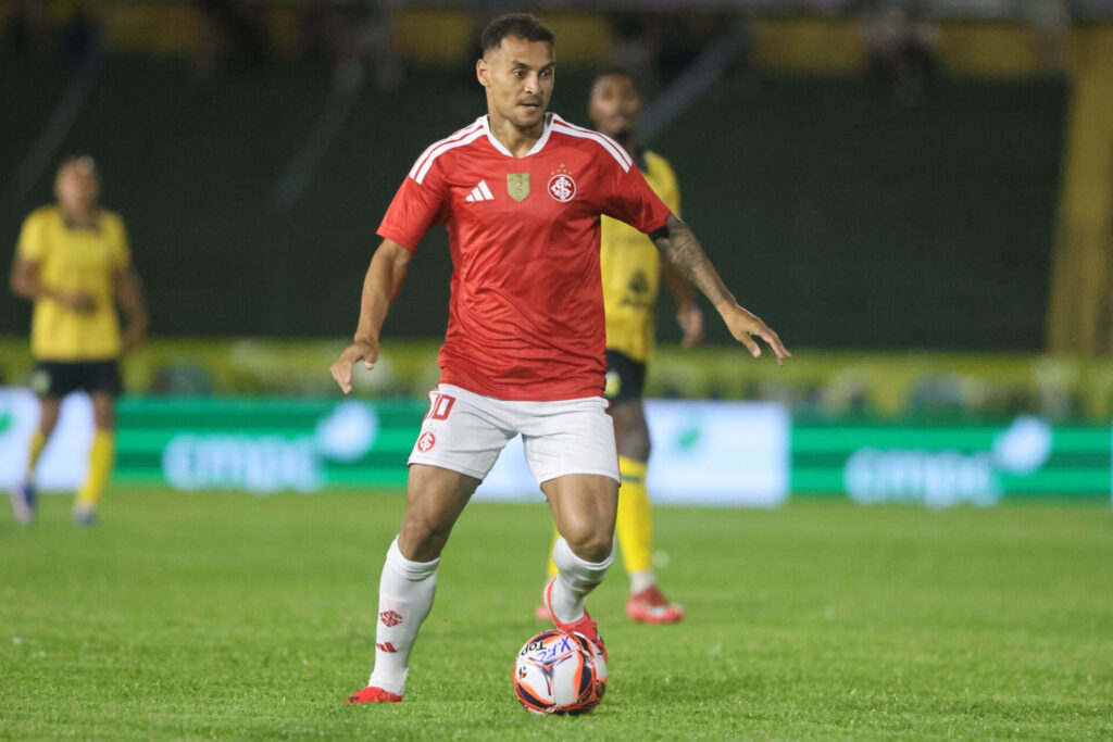 Inter larga na frente e deixa recado no Gauchão