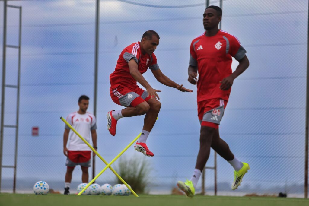 Pezzolano mexe as peças e promove testes internos no time do Inter