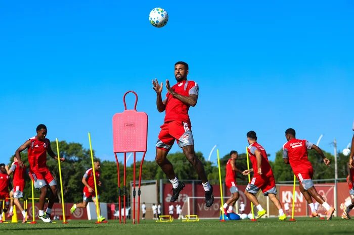 Jogador do Inter volta a treinar, anima Pezzolano e pode virar opção contra o Remo