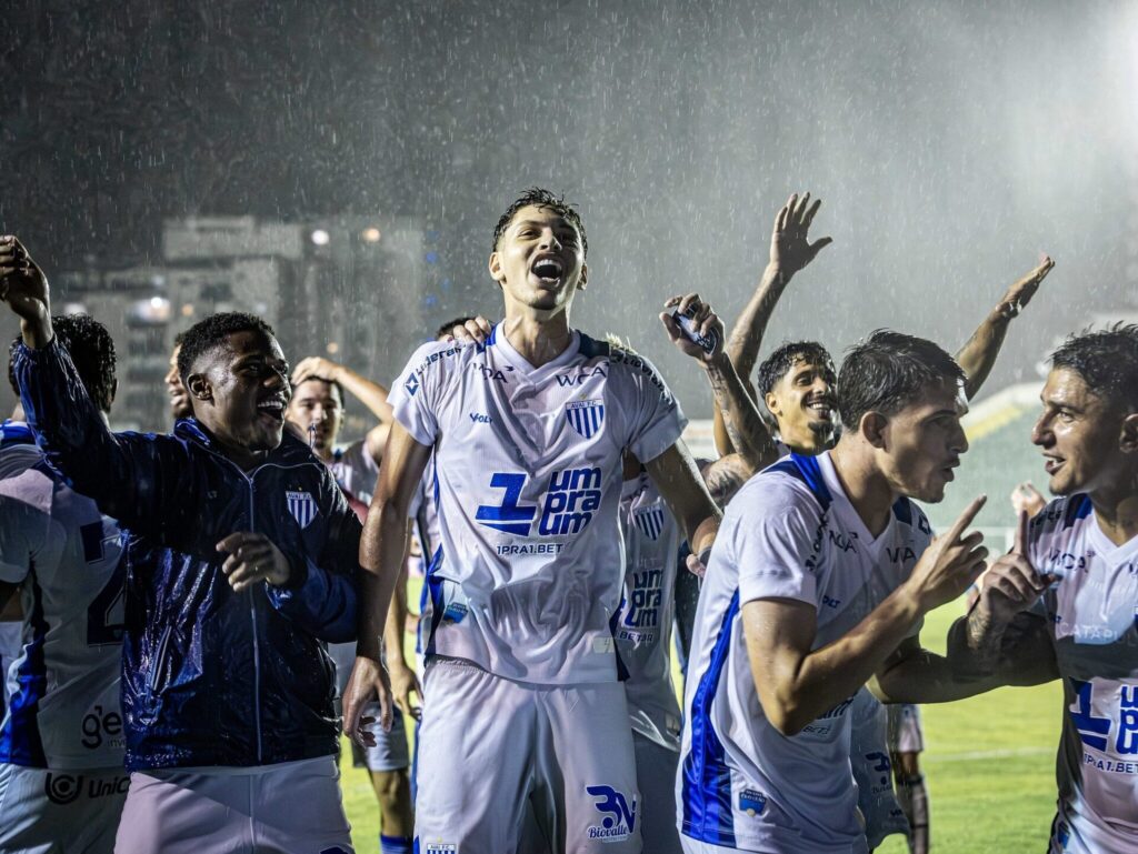 Inter pode perder promessa de 18 anos para o Grêmio e vê rival avançar na negociação