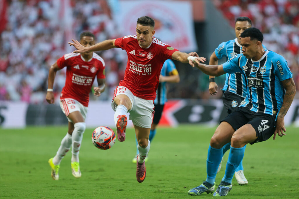 Revolta explode no Inter após decisões da arbitragem no Gre-Nal: “Estragaram a final?”