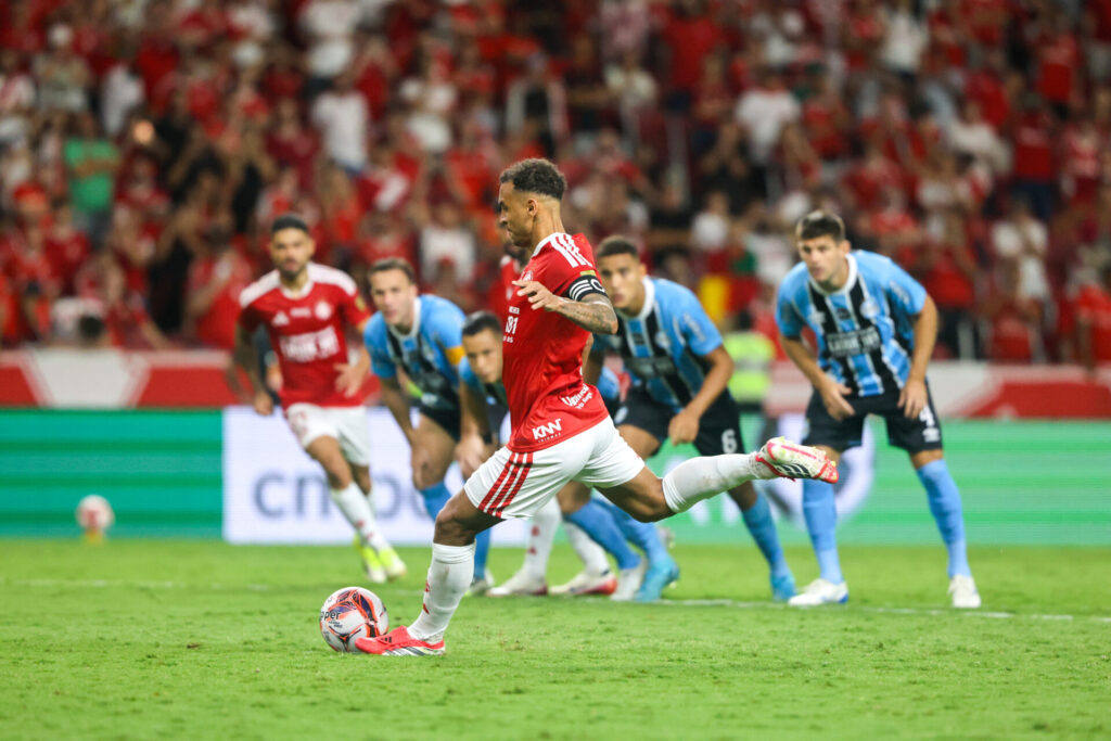 Revolta explode no Inter após decisões da arbitragem no Gre-Nal: “Estragaram a final?”