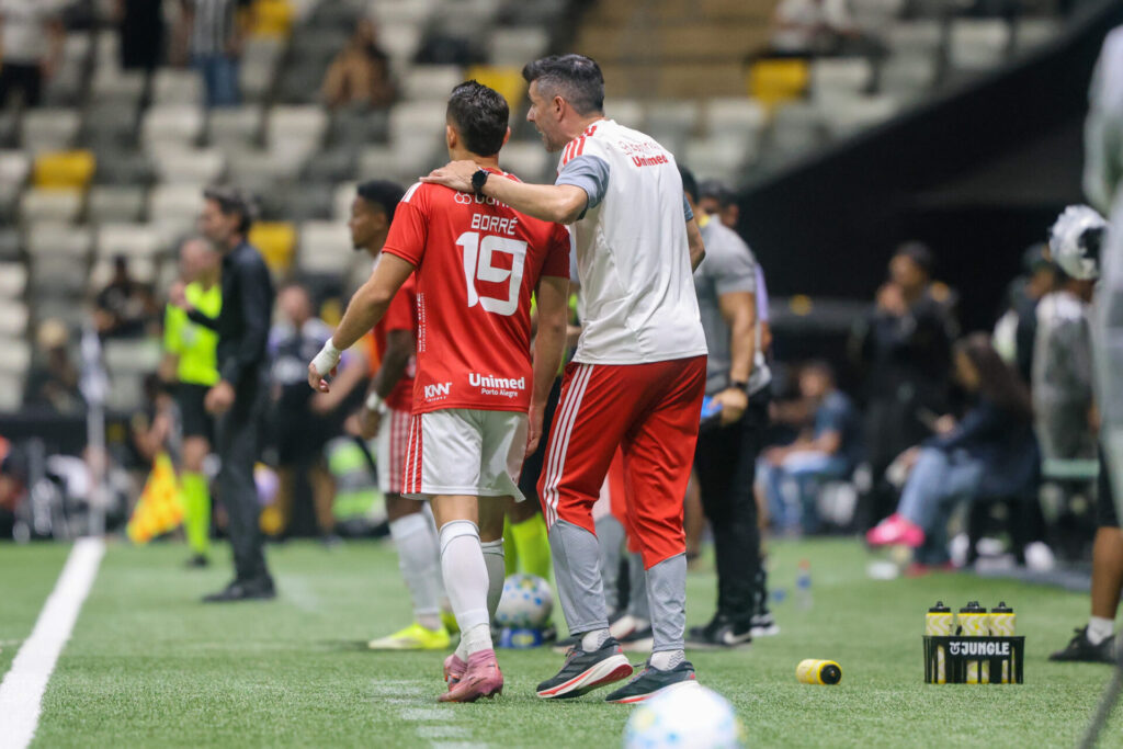 Inter cria, pressiona… mas não vence: frase de Pezzolano após derrota expõe drama colorado