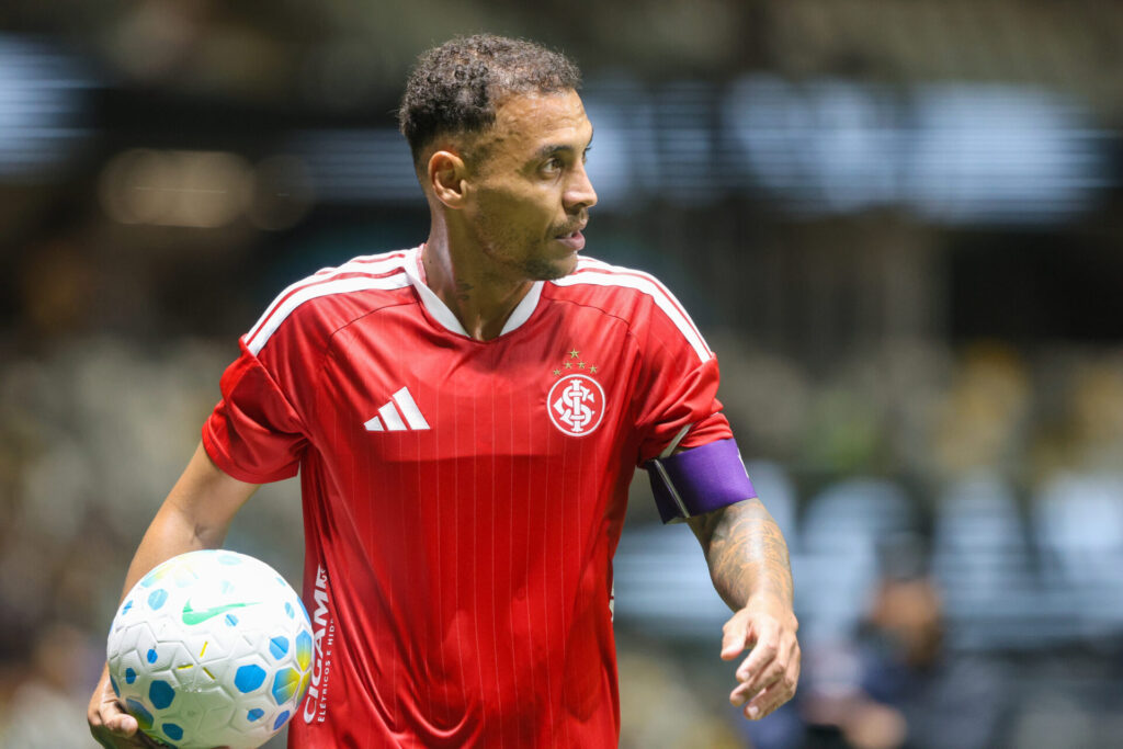 Inter cria, pressiona… mas não vence: frase de Pezzolano após derrota expõe drama colorado