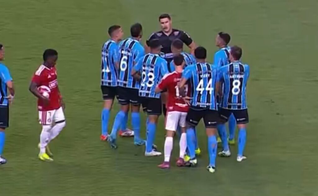 Zagueiro do Inter Gabriel Mercado explode após final e dispara contra arbitragem: “Foi pênalti claro”